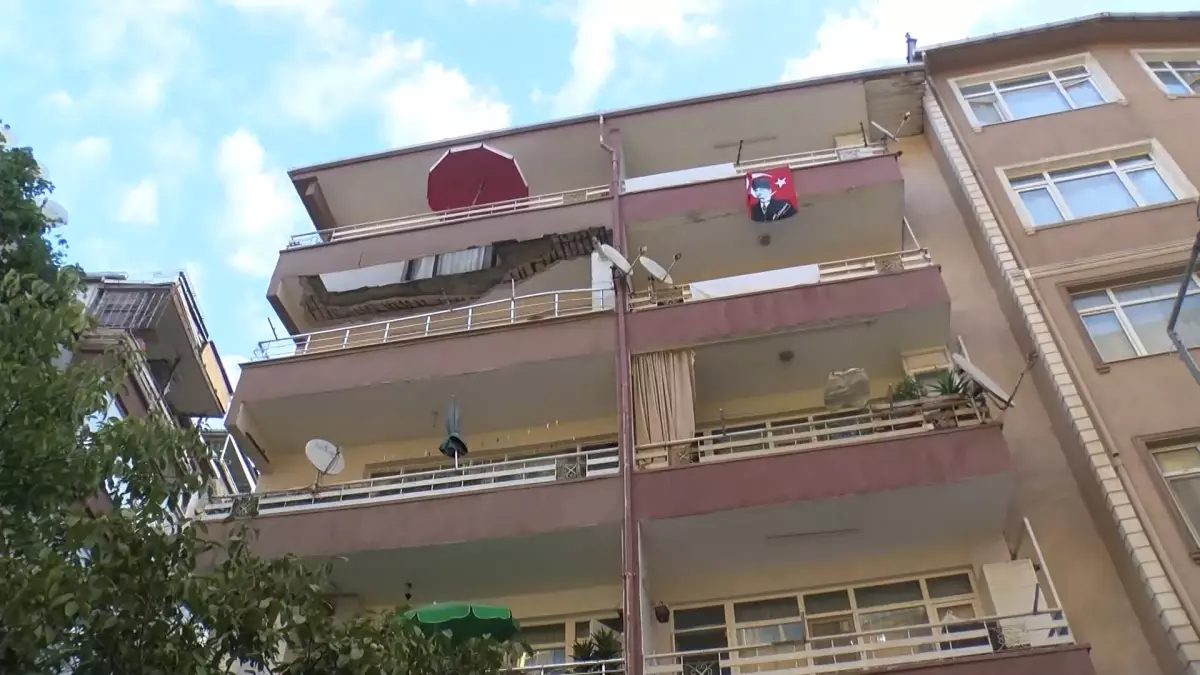 Güngören'de Balkon Çöktü, Apartman Mühürlendi