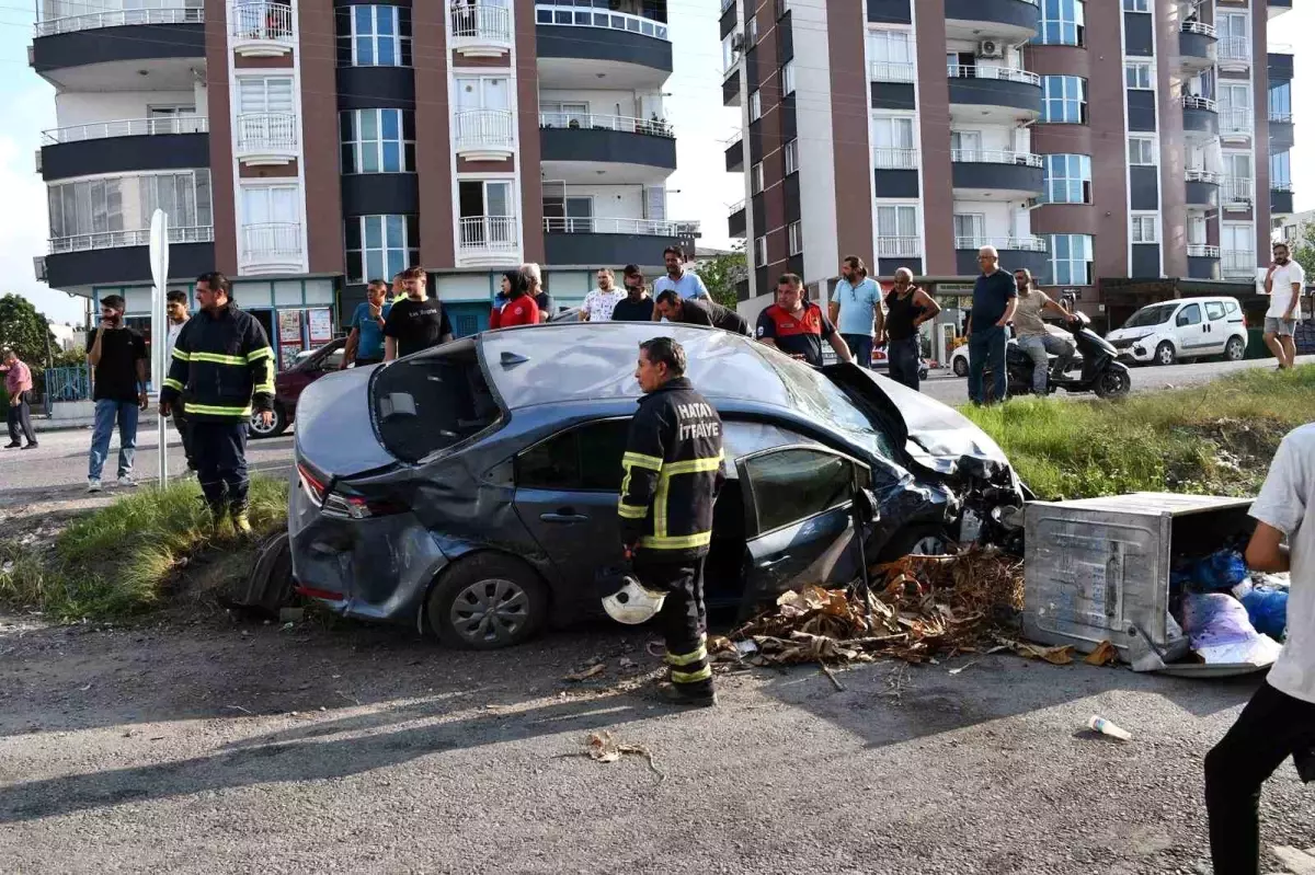 Hatay'da Minibüs ile Otomobil Çarpıştı: 3 Yaralı