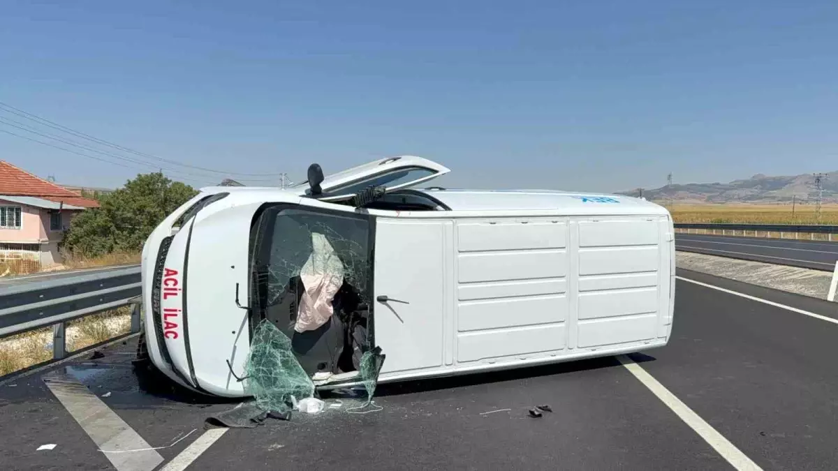 Afyonkarahisar'da İlaç Yüklü Kamyonet Devrildi: 1 Yaralı