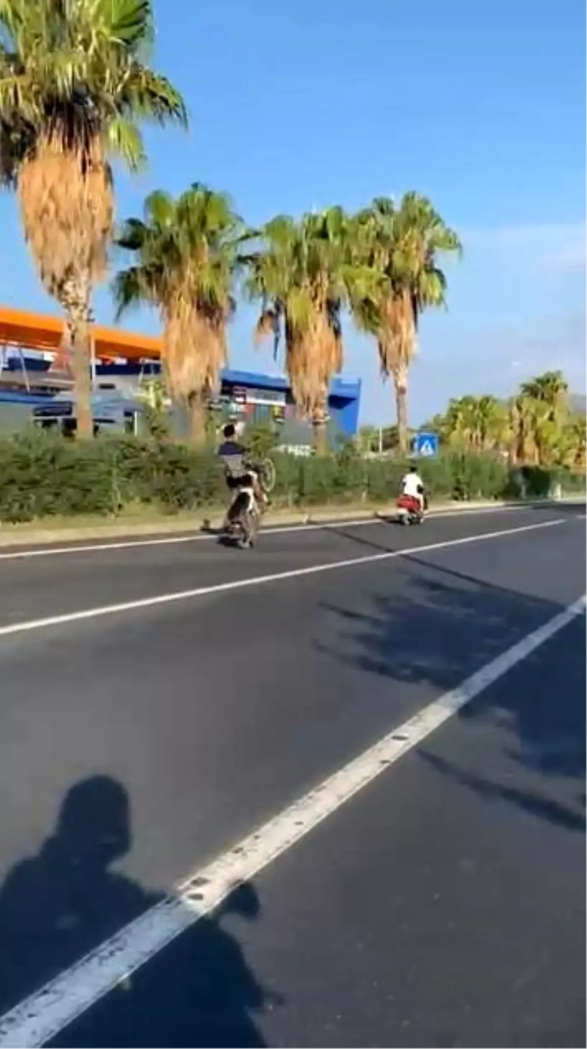 Kasksız Motosiklet Sürücüsü D-400 Karayolu'nda Tek Teker Şovu Yaptı