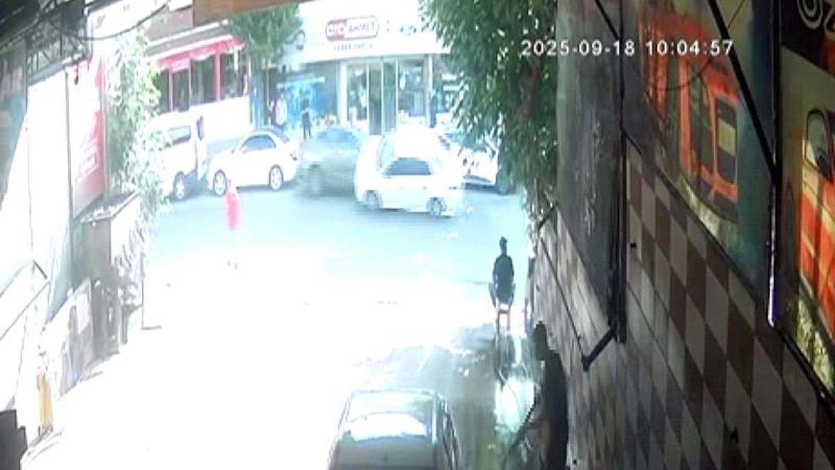 Pendik'te Otomobil Kazası: Sürücü Yaralandı, Bir Kişi Son Anda Kurtuldu