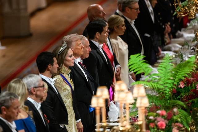 kraliyet torenine melania trump in mor sapkasi 19060553 2199 m