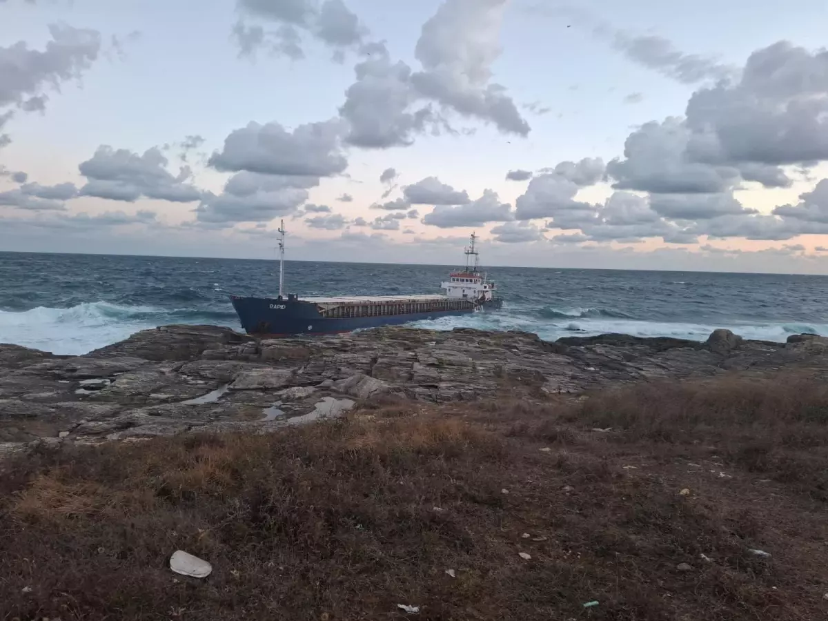 Kefken'de Kuru Yük Gemisi Karaya Oturdu