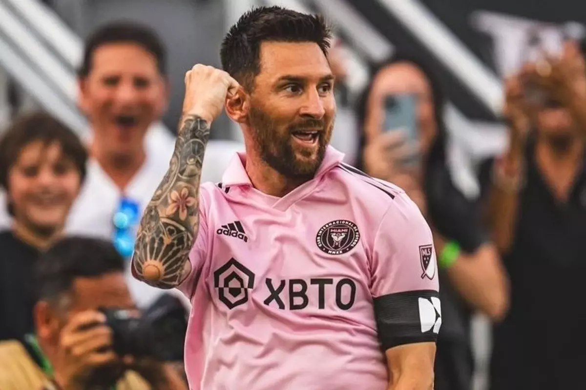 Lionel Messi imzayı atıyor