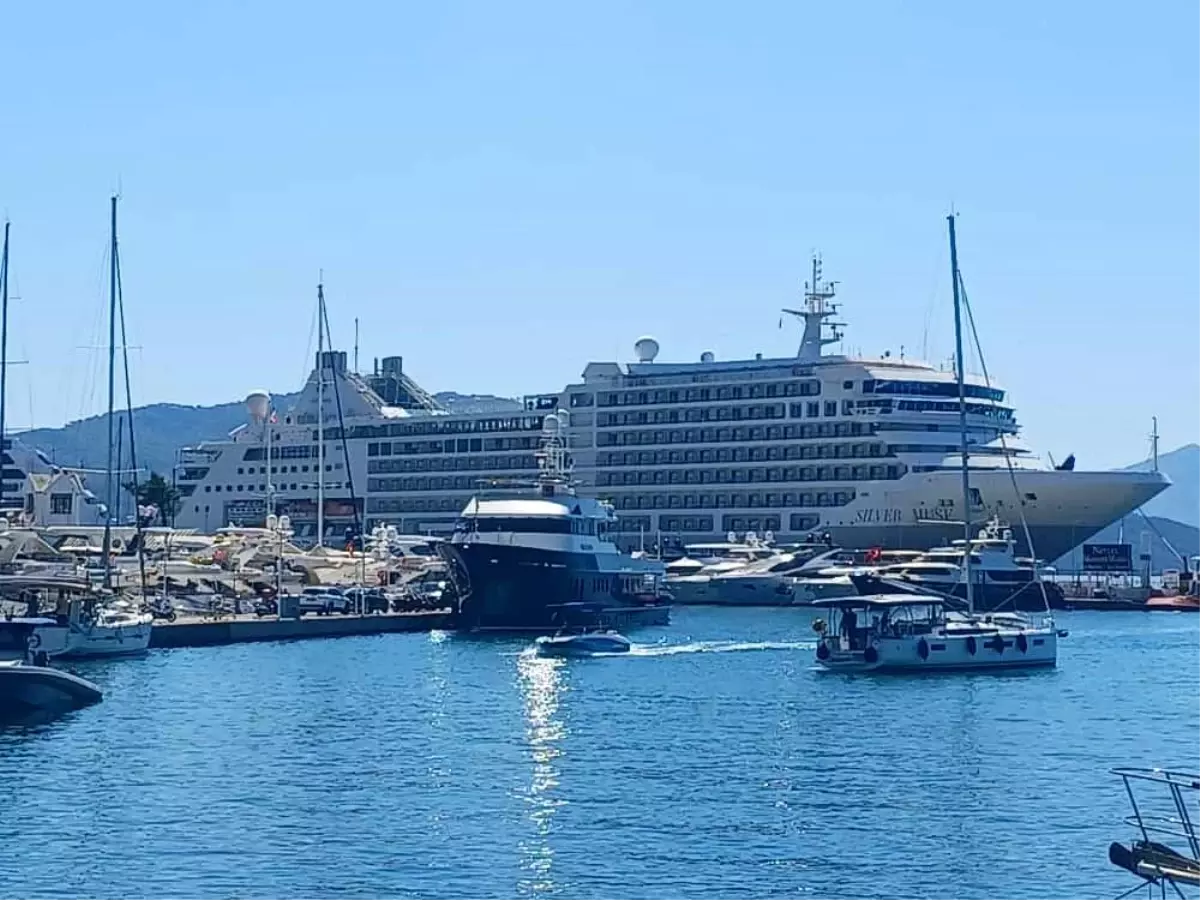 Marmaris, Dev Yolcu Gemilerini Ağırlamaya Devam Ediyor