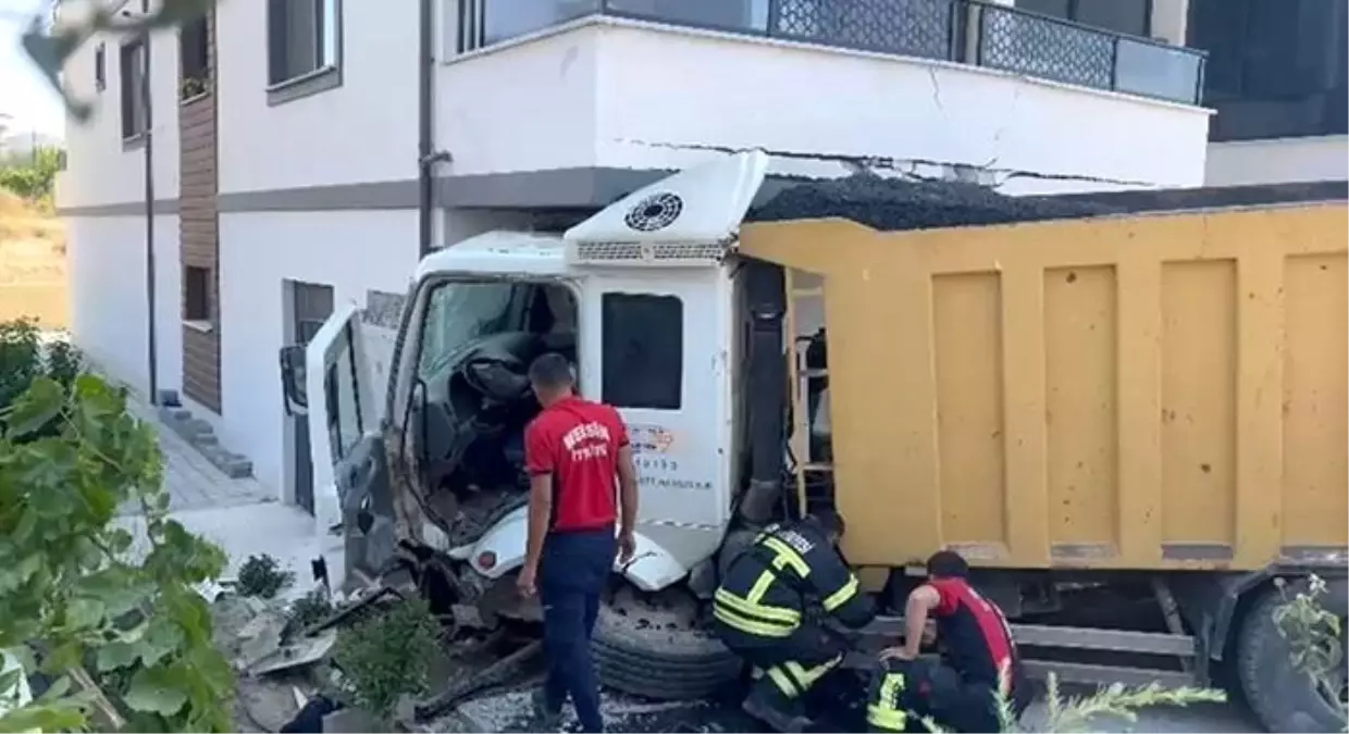 Mersin'de Hafriyat Kamyonu Apartman Balkonuna Çarptı
