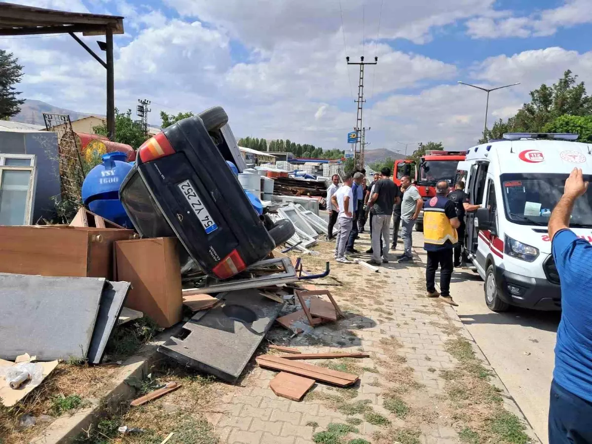 Muş'ta Kontrolden Çıkan Otomobil Hurda Dükkanına Daldı: 2 Yaralı