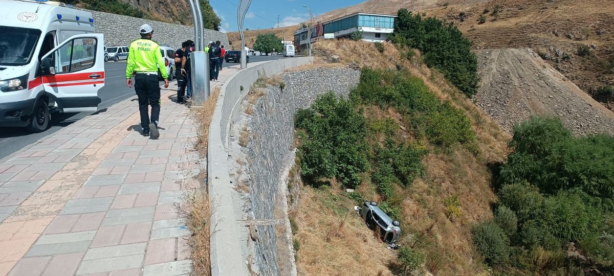 Bitlis'te Otomobil 10 Metreden Düştü: 1'i Ağır 2 Yaralı