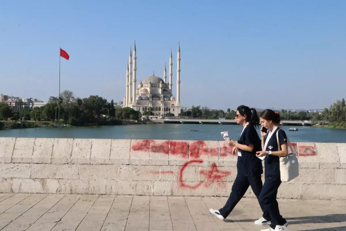 Adana'daki 16 Asırlık Taşköprü Kirleniyor