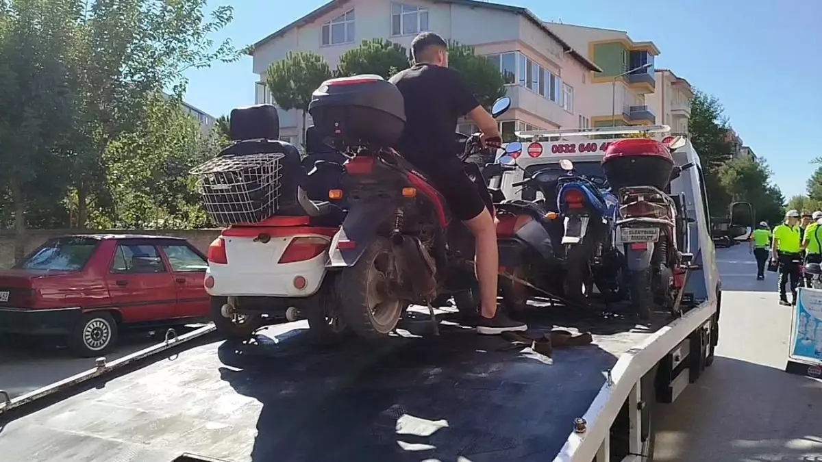 Osmancık'ta Motosiklet Denetimleri: 15 Araç Trafikten Men Edildi