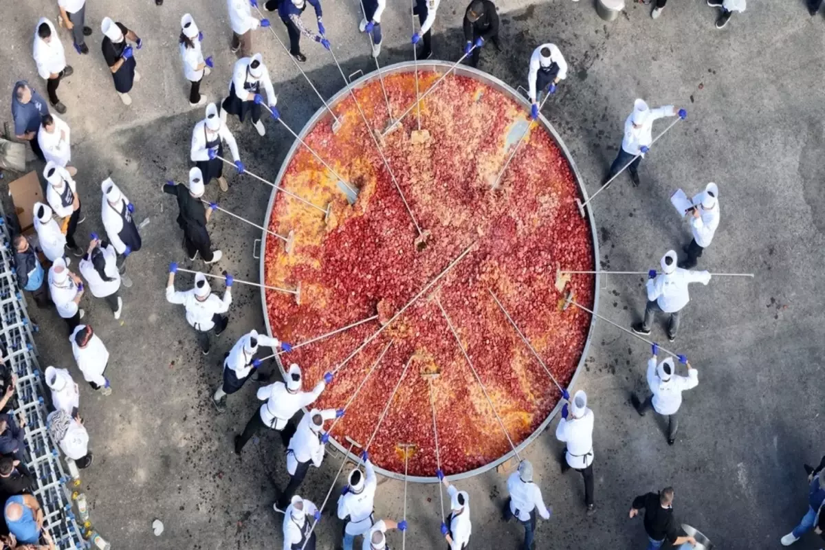 Afyon'da 1930 kilo ağırlığındaki sucuklu yumurtayla dünya rekoru kırıldı