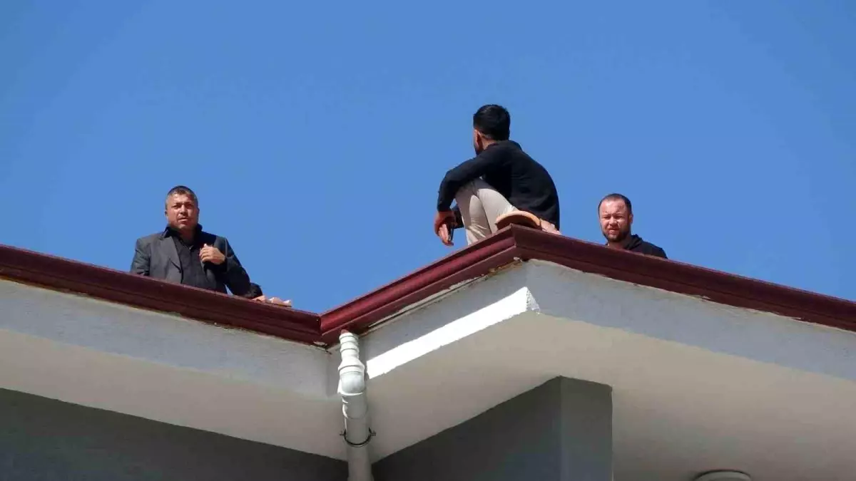 Malatya'da İşçi, Alacak İddiasıyla Apartmanın Çatısına Çıktı