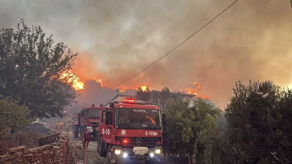 Alanya'da Orman Yangını: Havadan ve Karadan Müdahale Sürüyor