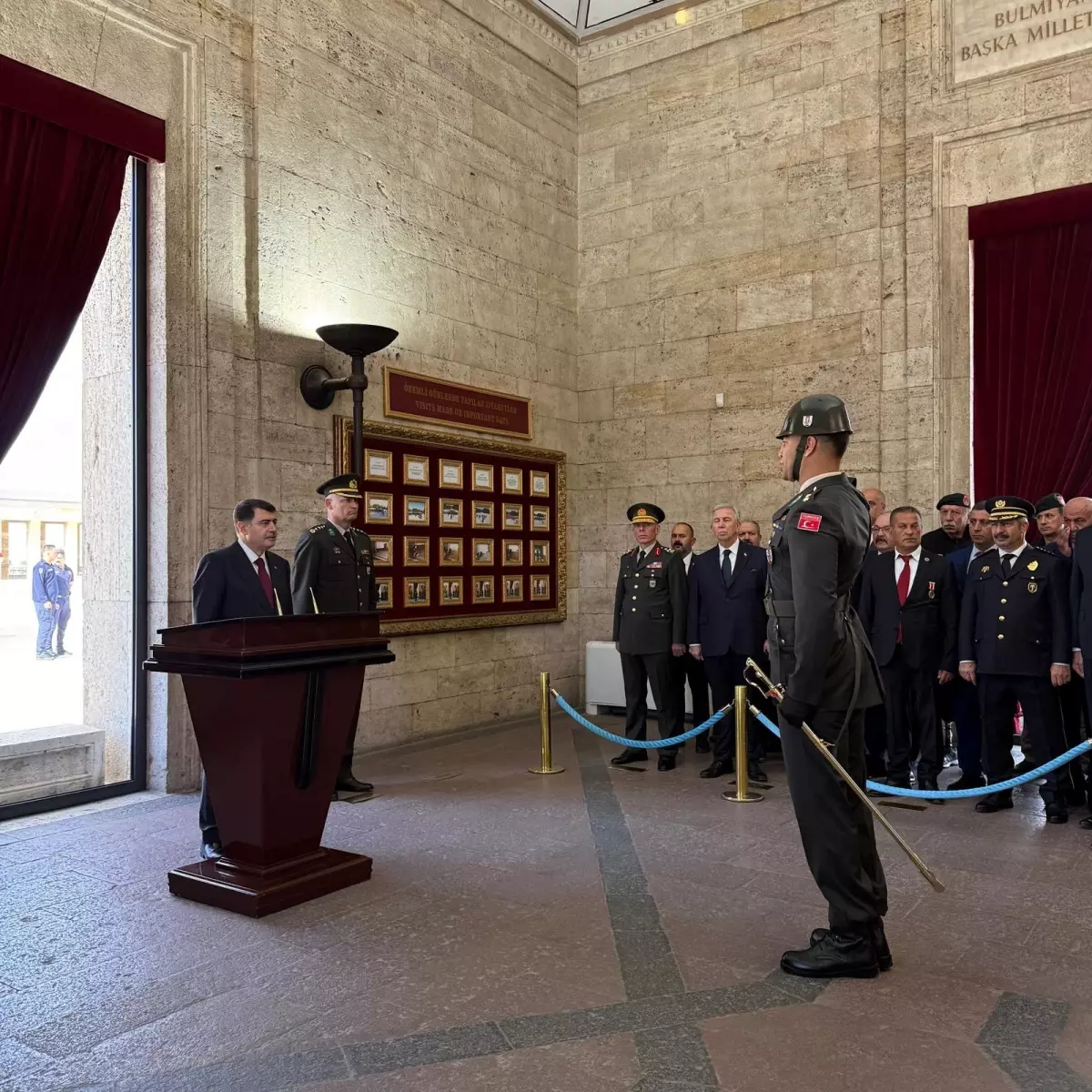Ankara Valisi Vasip Şahin ve Gaziler Anıtkabir'i Ziyaret Etti