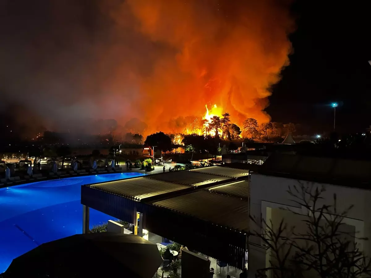 Antalya'da Orman Yangını Nedeniyle Otel Tahliyesi