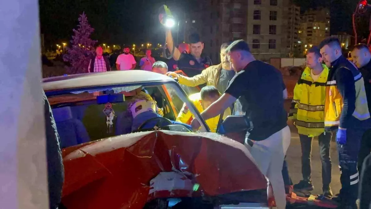 Kayseri'de Direksiyon Hakimiyetini Kaybeden Sürücü Aydınlatma Direğine Çarptı: 3 Yaralı