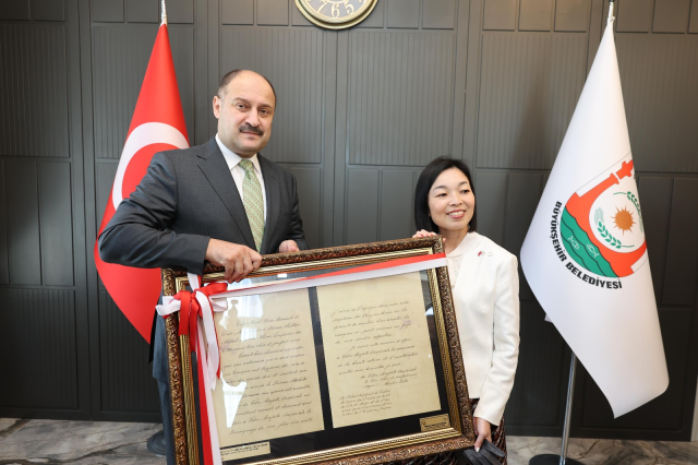 Başkan Gülpınar, Japon Prensesine Osmanlı-Japon Dostluğunu Simgeleyen Mektubu Hediye Etti