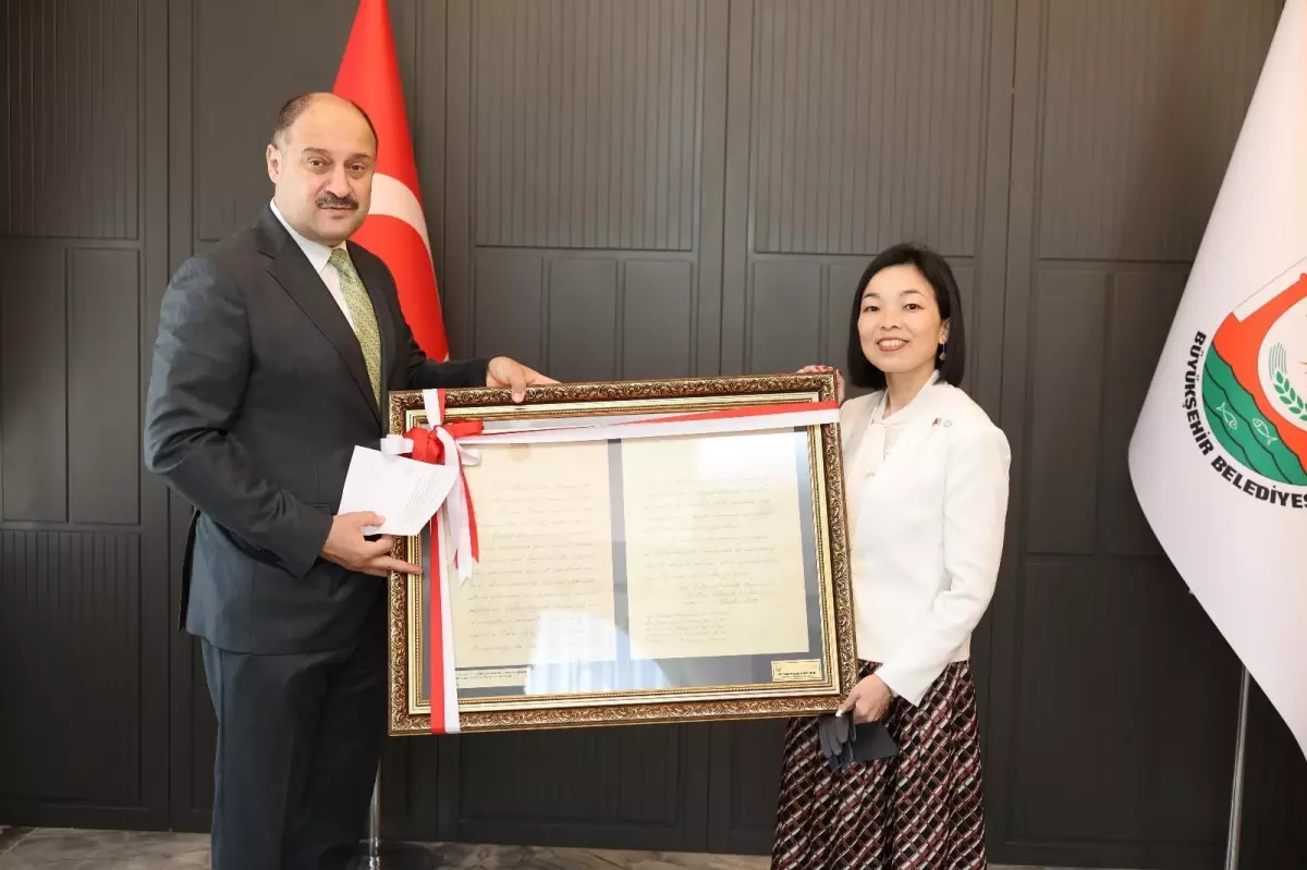 Başkan Gülpınar, Japon Prensesine Osmanlı-Japon Dostluğunu Simgeleyen Mektubu Hediye Etti