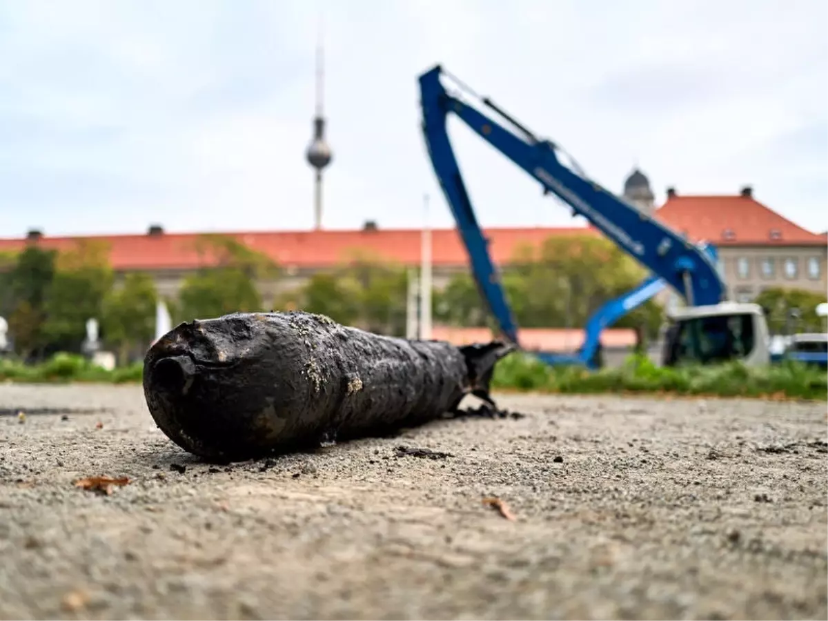 Berlin'de İkinci Dünya Savaşı'ndan kalma bomba bulundu, 10 bin kişi tahliye edildi