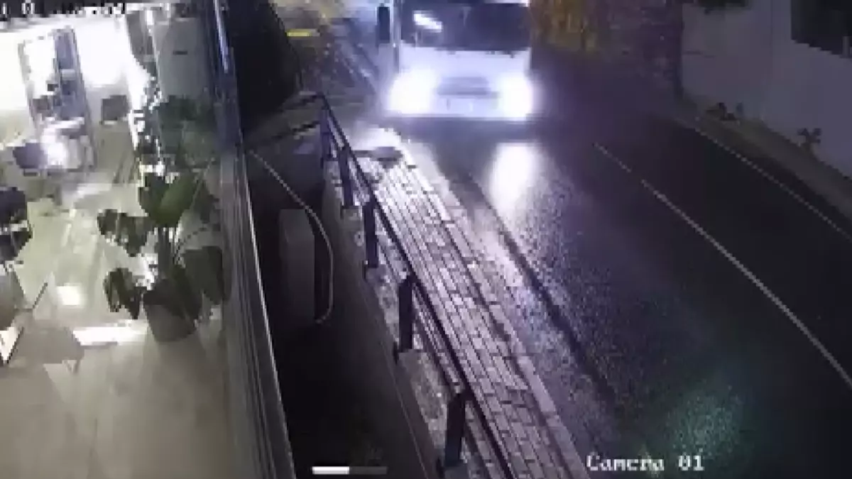 Yağmurda Kayganlaşan Yolda Kamyonun Kaza Tehlikesi