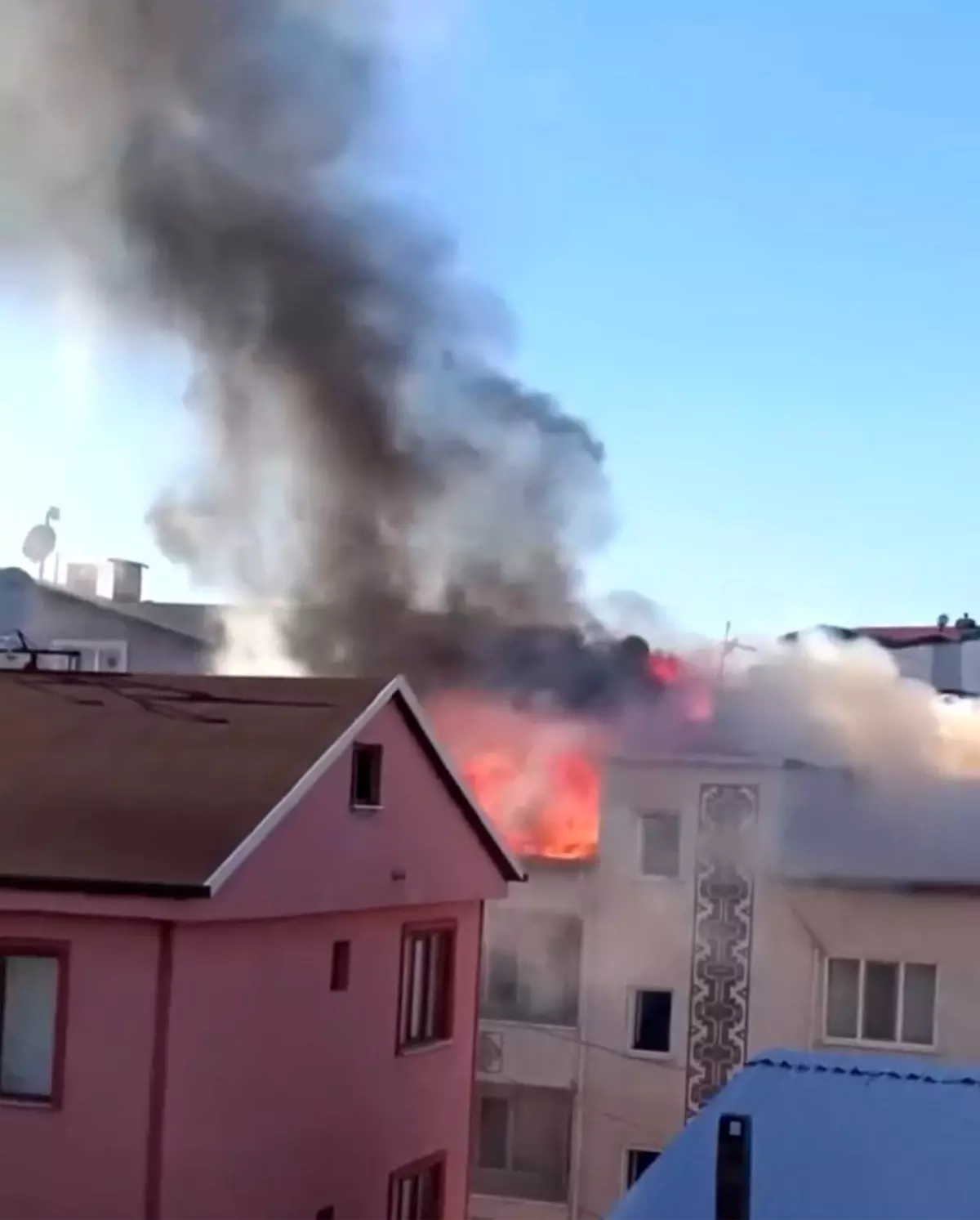 Bursa'da 3 Katlı Binada Çatı Yangını Paniğe Neden Oldu