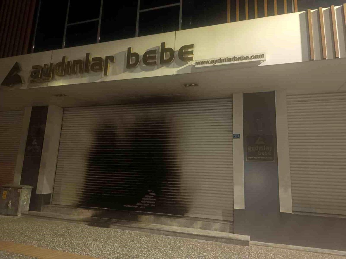 Bursa'da Giyim Mağazası Kundaklandı, Şahıs Kaçtı