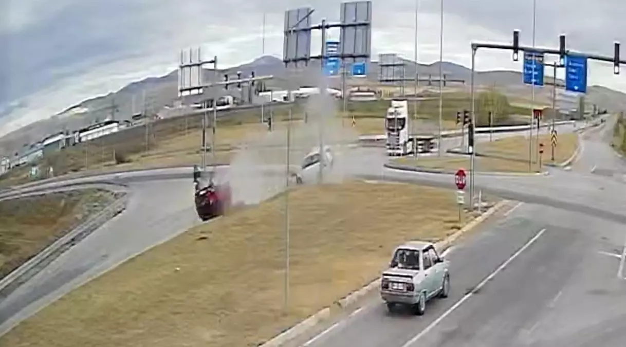 Çorum'da Otomobil ve Hafif Ticari Araç Çarpıştı: 3 Yaralı