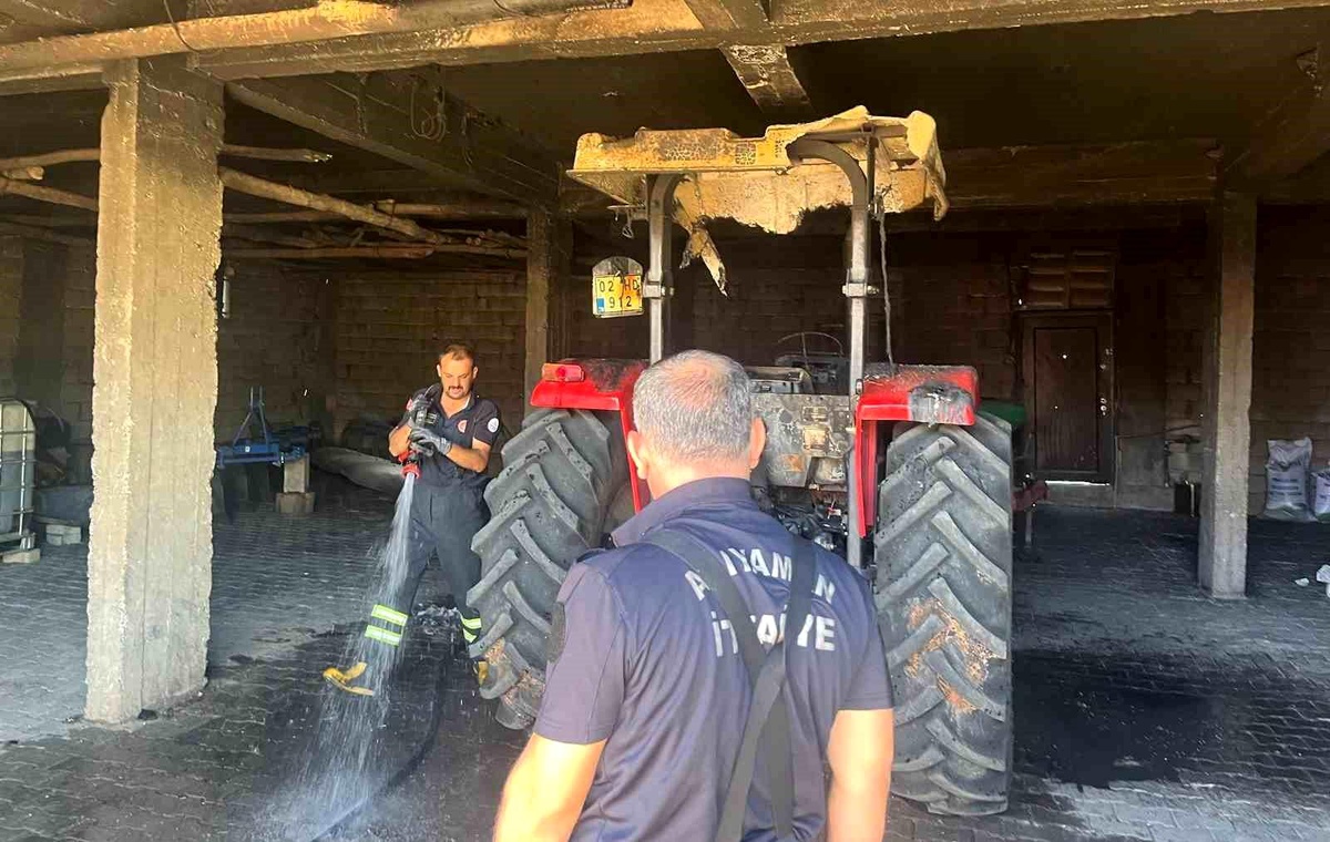 Adıyaman'da Depoda Park Halindeki Traktör Yandı