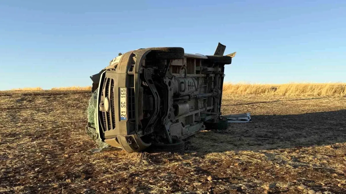 Diyarbakır'da Öğrenci Servisi ile Otomobil Çarpıştı: 9 Yaralı