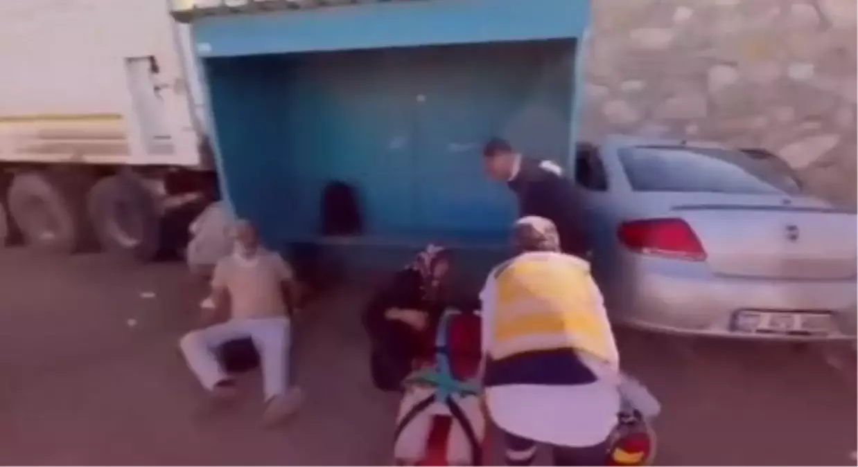 Elazığ'da Durağa Çarpan Otomobilde 1'i Ağır 6 Yaralı
