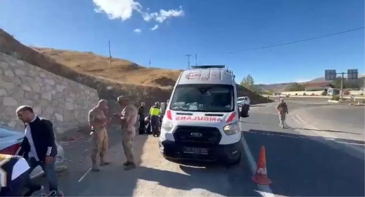 Elazığ'da Kontrolden Çıkan Otomobil Durağa Daldı: 6 Yaralı