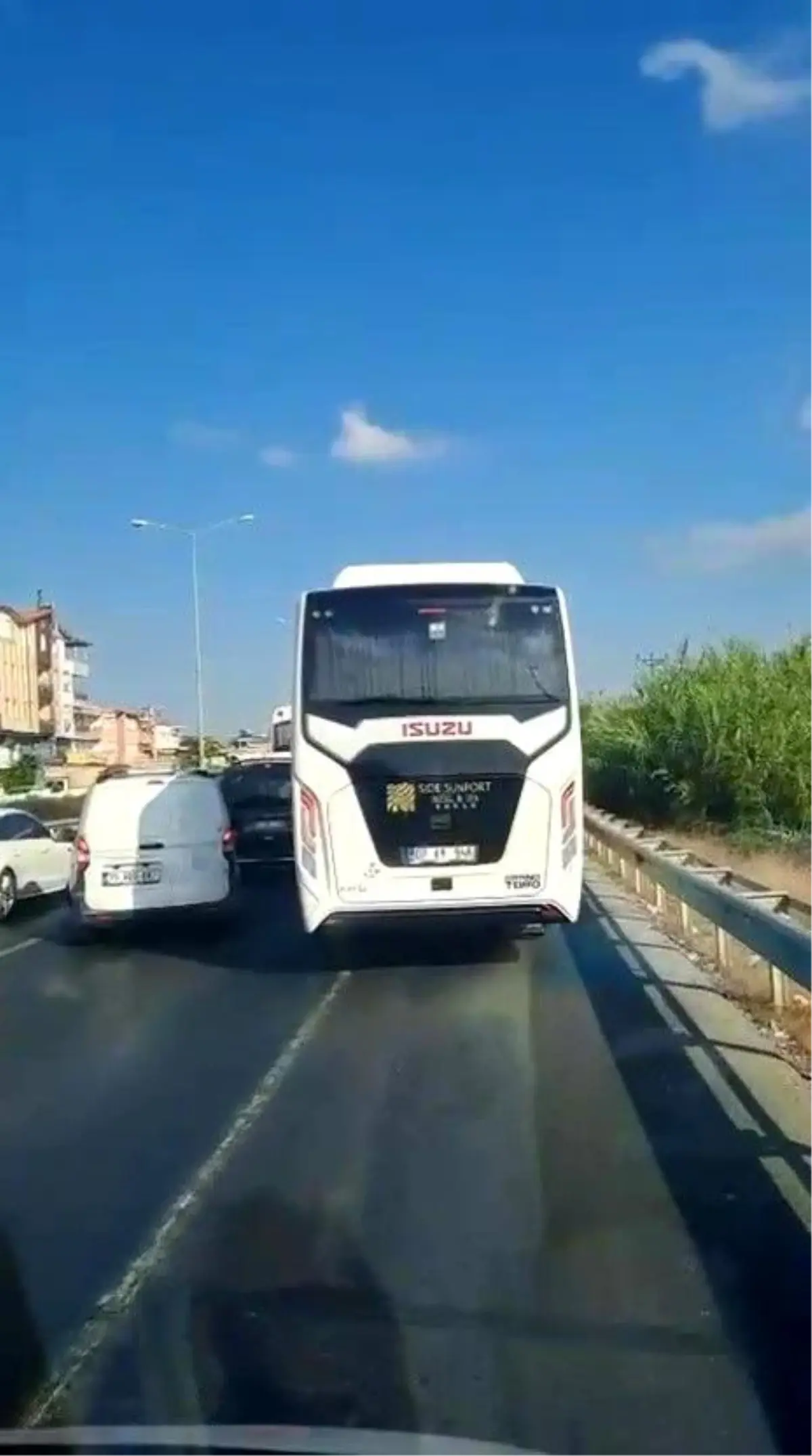 Manavgat'ta Emniyet Şeridi Sorunu: Ambulans Zor Anlar Yaşadı