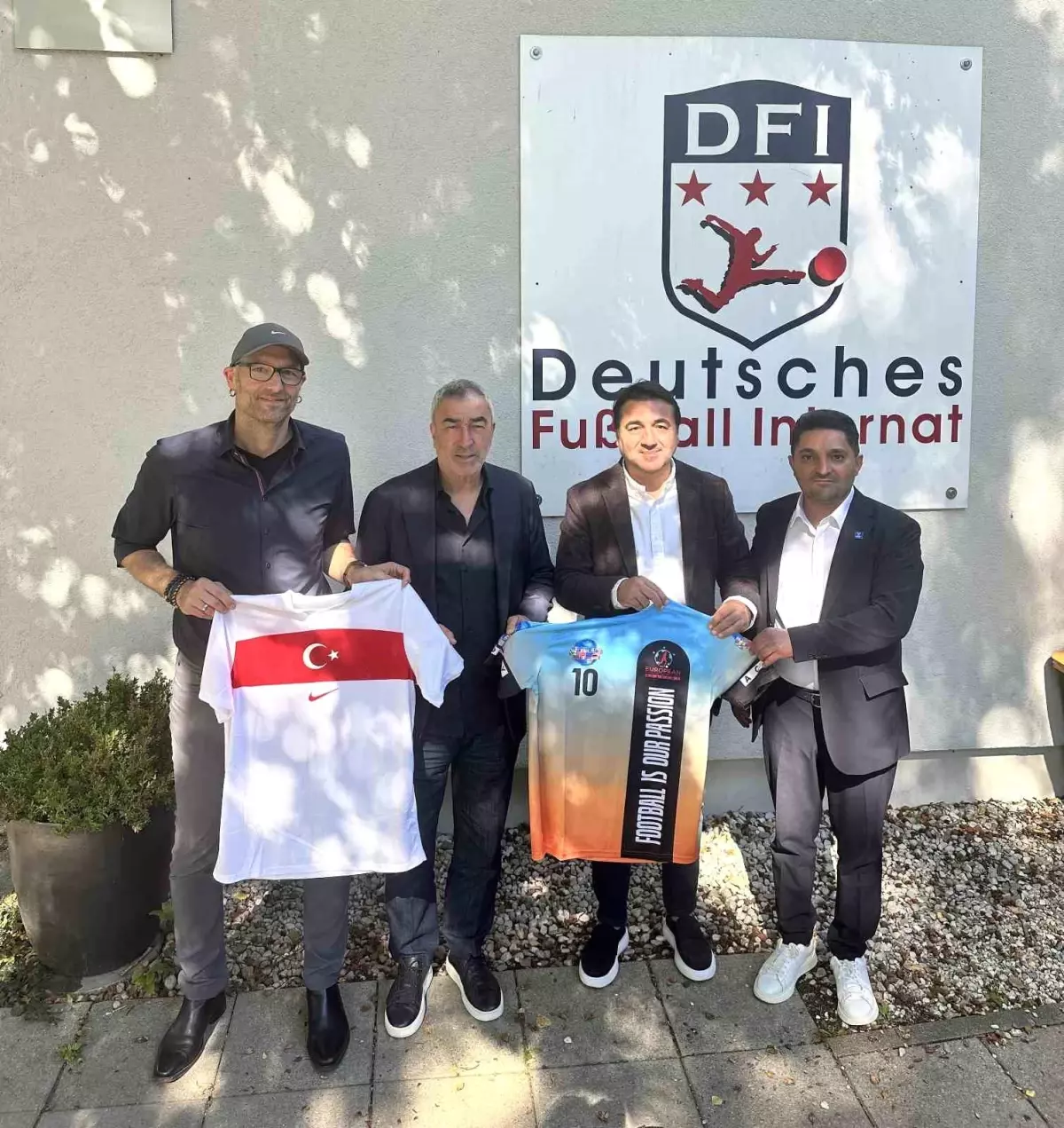 TFF'yi Temsil Eden Bayraktar ve Aybaba Almanya'da Akademileri Ziyaret Etti