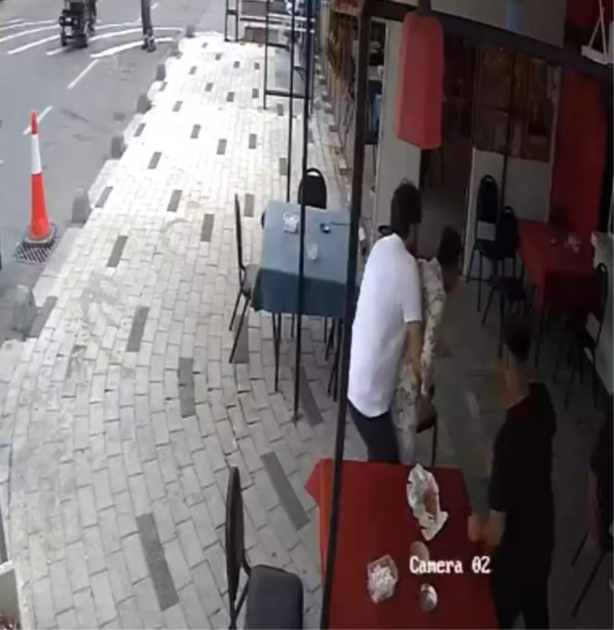 Tost Yerken Boğazına Sucuk Takılan Zihinsel Engelli Vatandaşa Kahvehane Sahibi Müdahale Etti