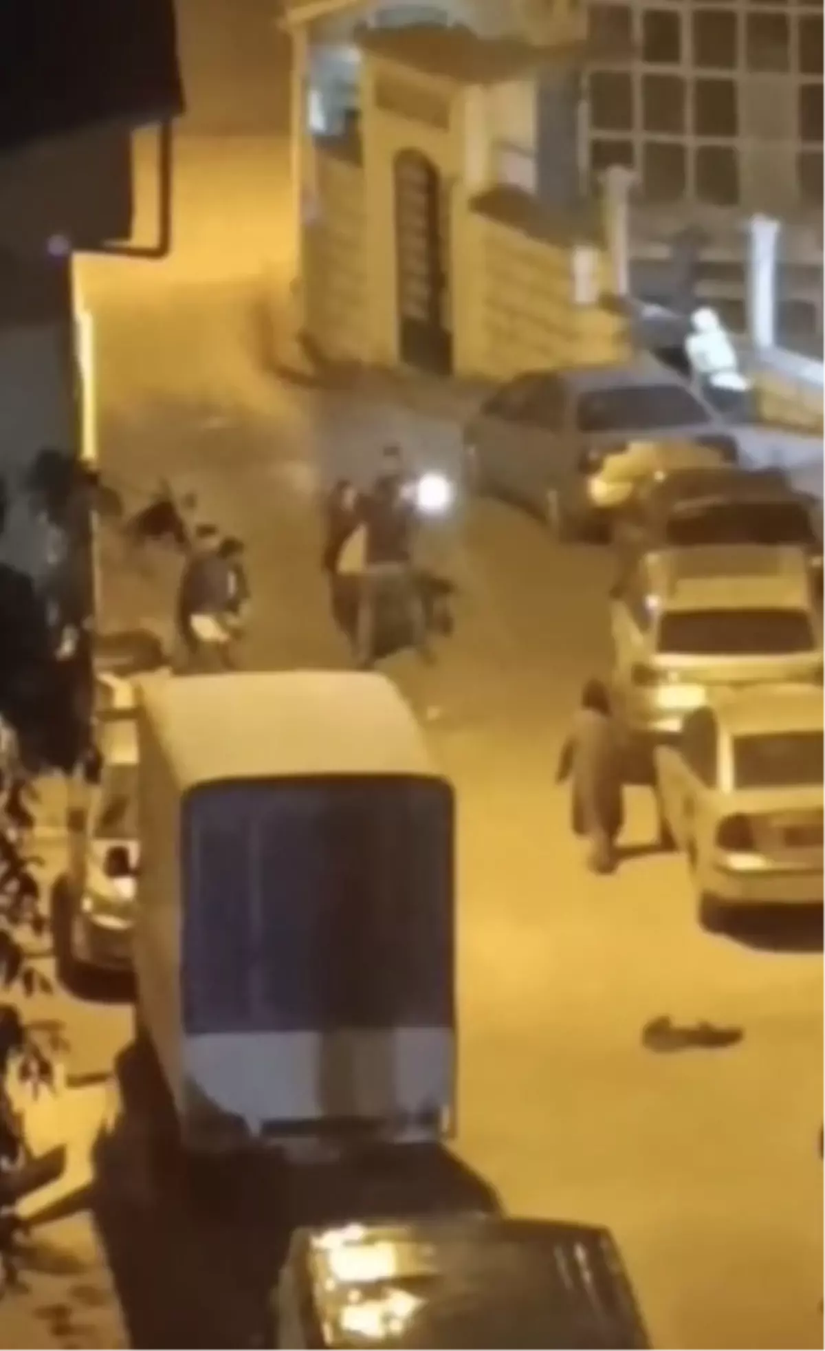 Fatih'te Damacana Su Nedenli Kavga: Taş ve Sopalarla Saldırdılar