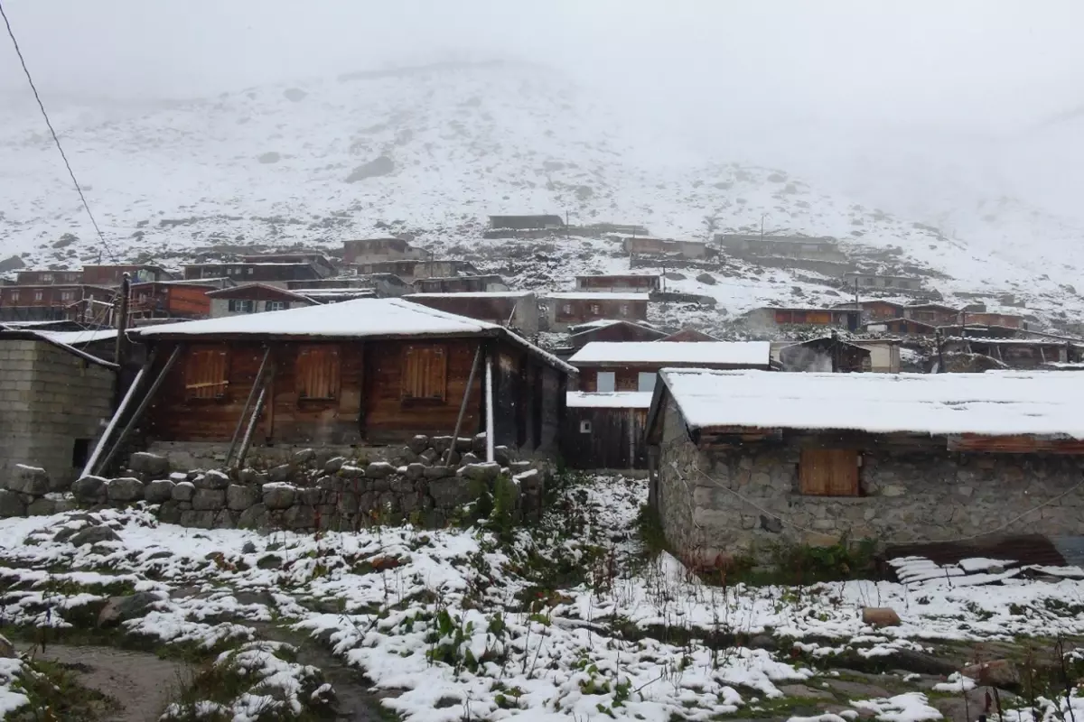 Kar erken geldi, çobanlar sürülerini güvenli bölgelere indiriyor