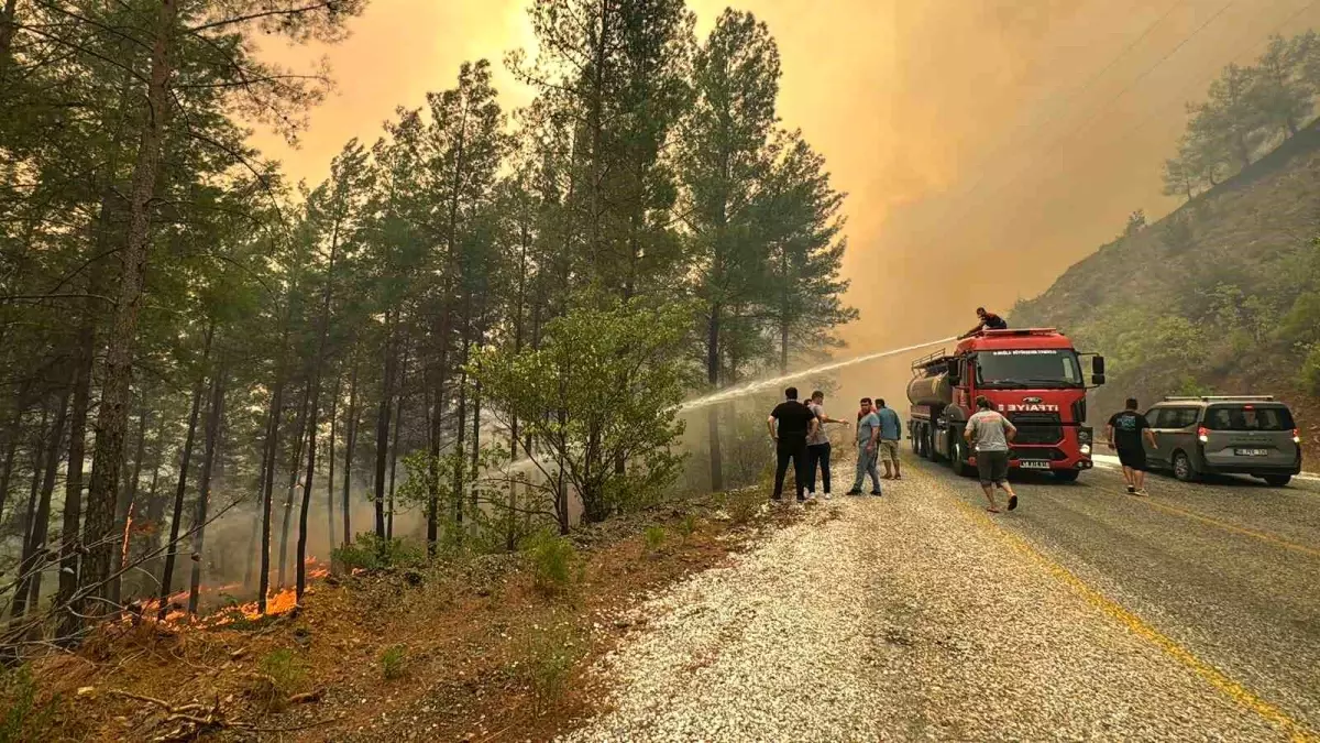 Muğla'da Orman Yangını: 108 Ev Boşaltıldı, 333 Vatandaş Güvenli Bölgelere Tahliye Edildi