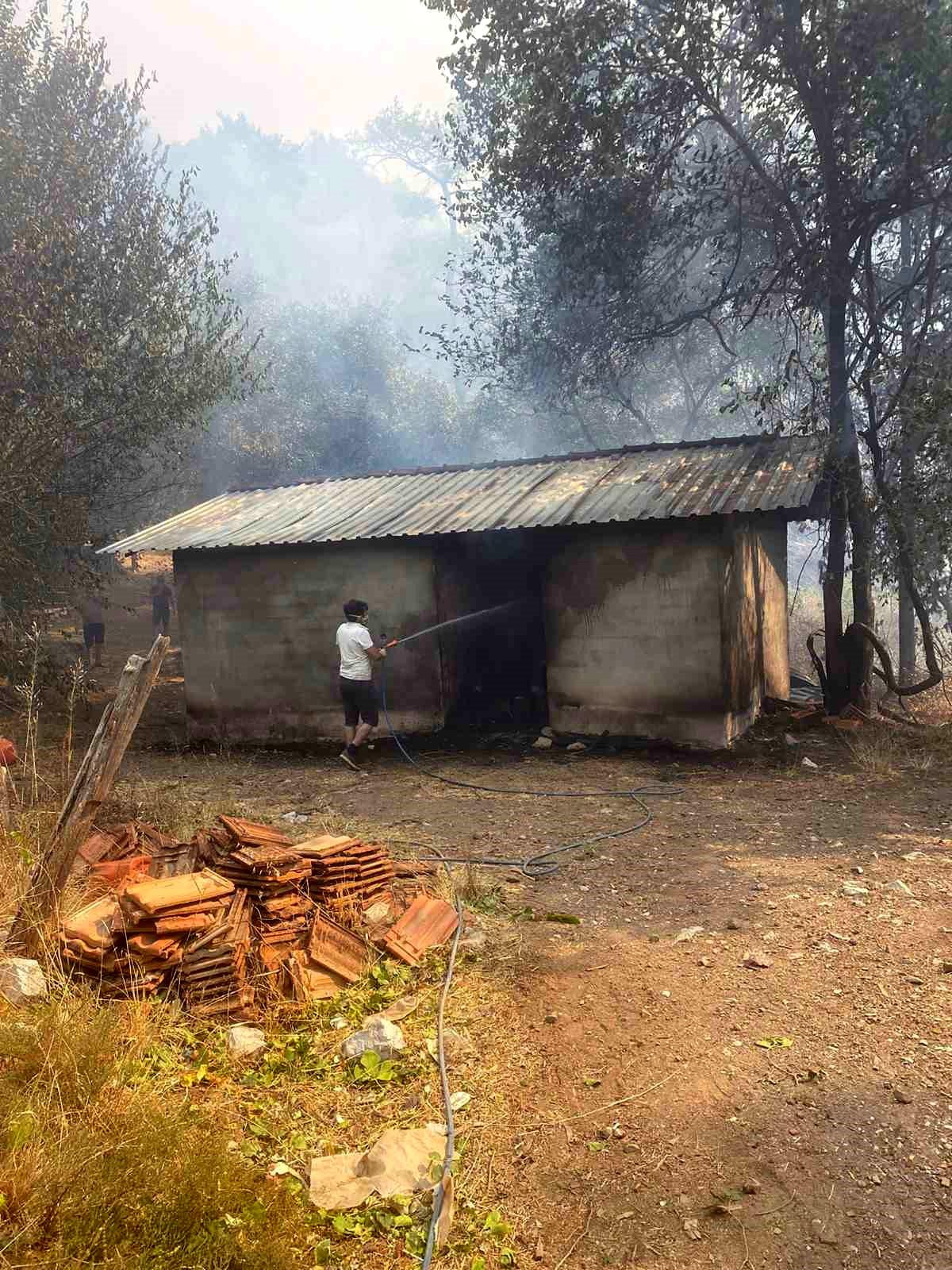 Muğla'da Orman Yangını Yerleşim Yerlerini Tehdit Ediyor