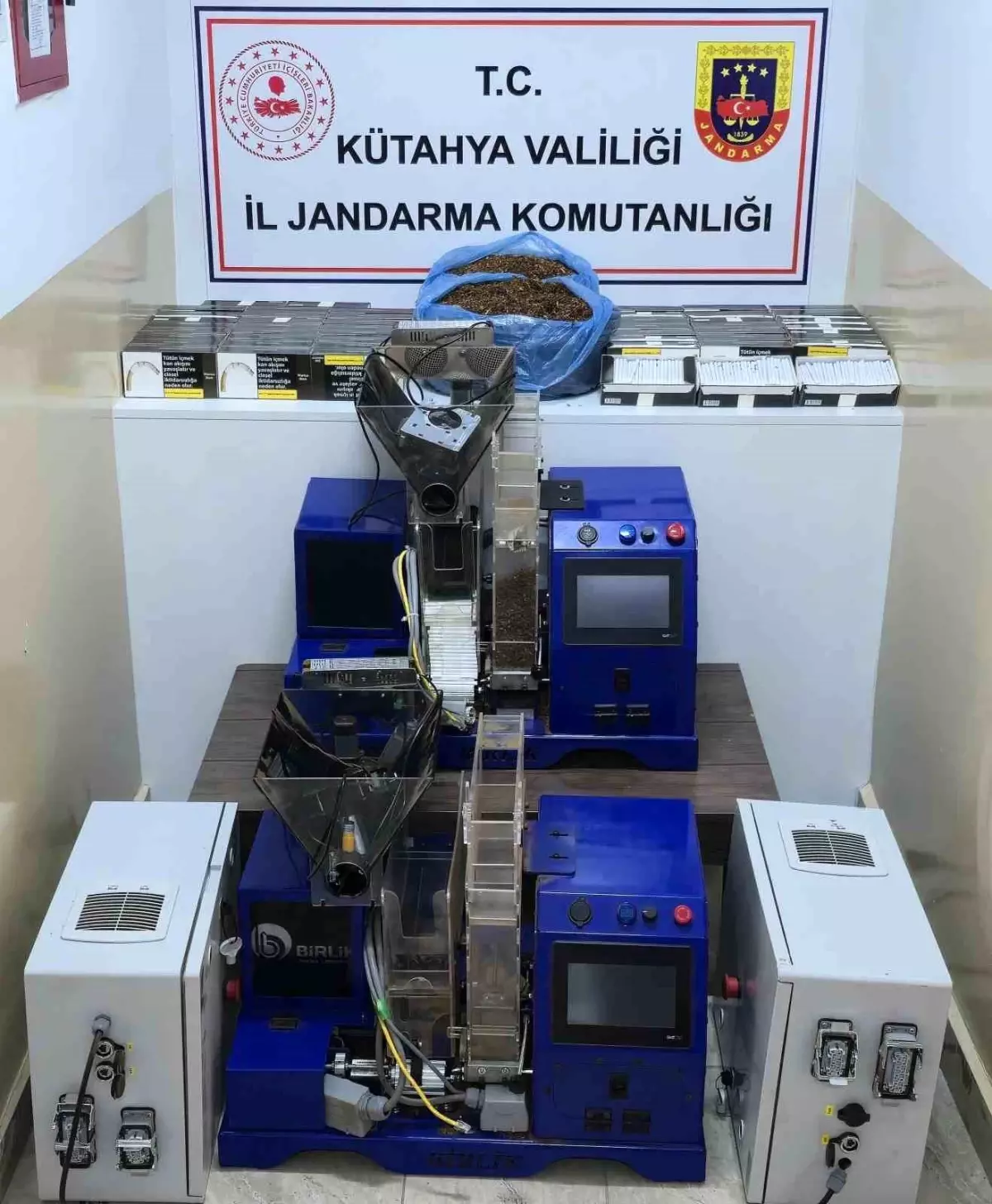 Kütahya'da Kaçak Tütün Operasyonu: 10 Bin Makaron ve 5 Kilogram Tütün Ele Geçirildi