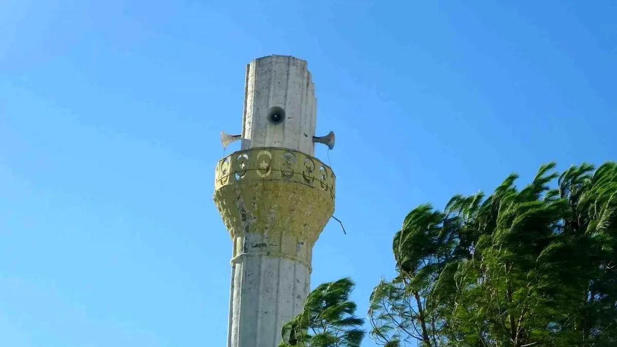Muğla'da Fırtına Hayat Felç Etti: Minare Yıkıldı, Ağaçlar Devrildi