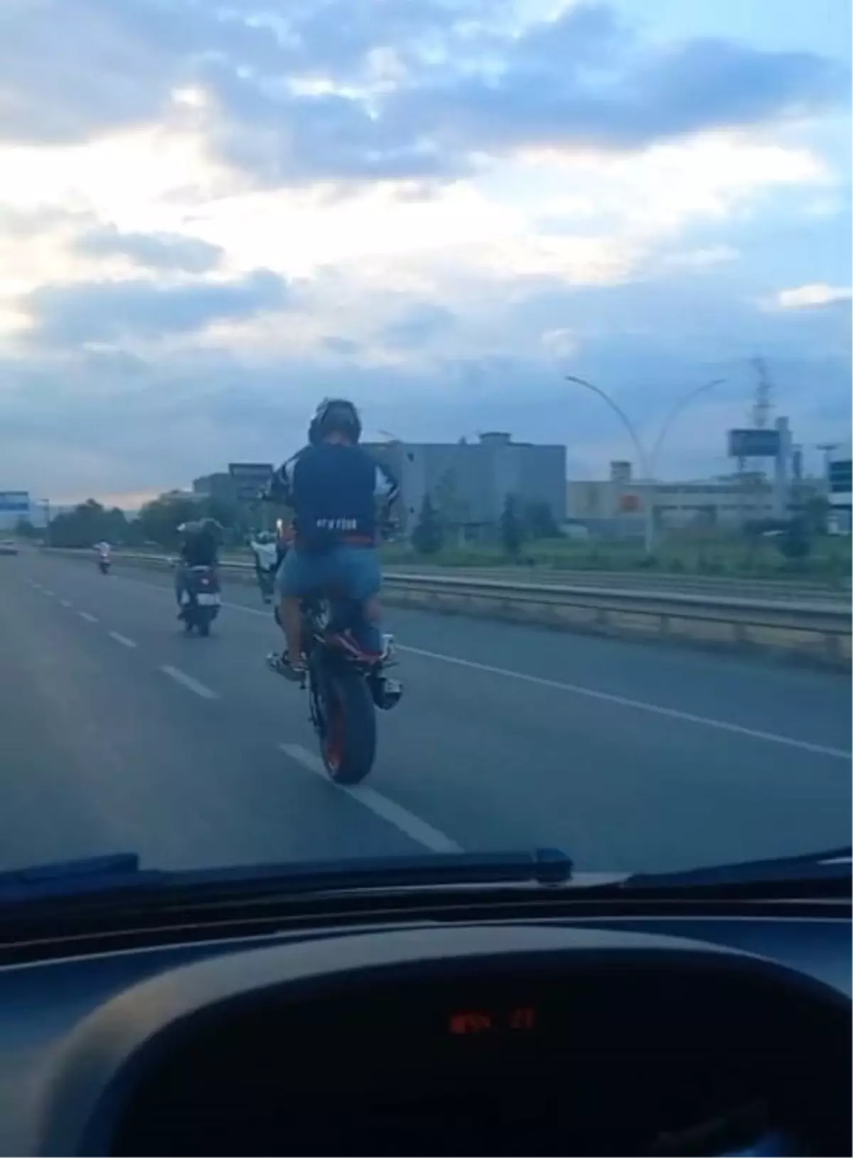 İnegöl'de Motosikletli Sürücülerden Tehlikeli Gösteri