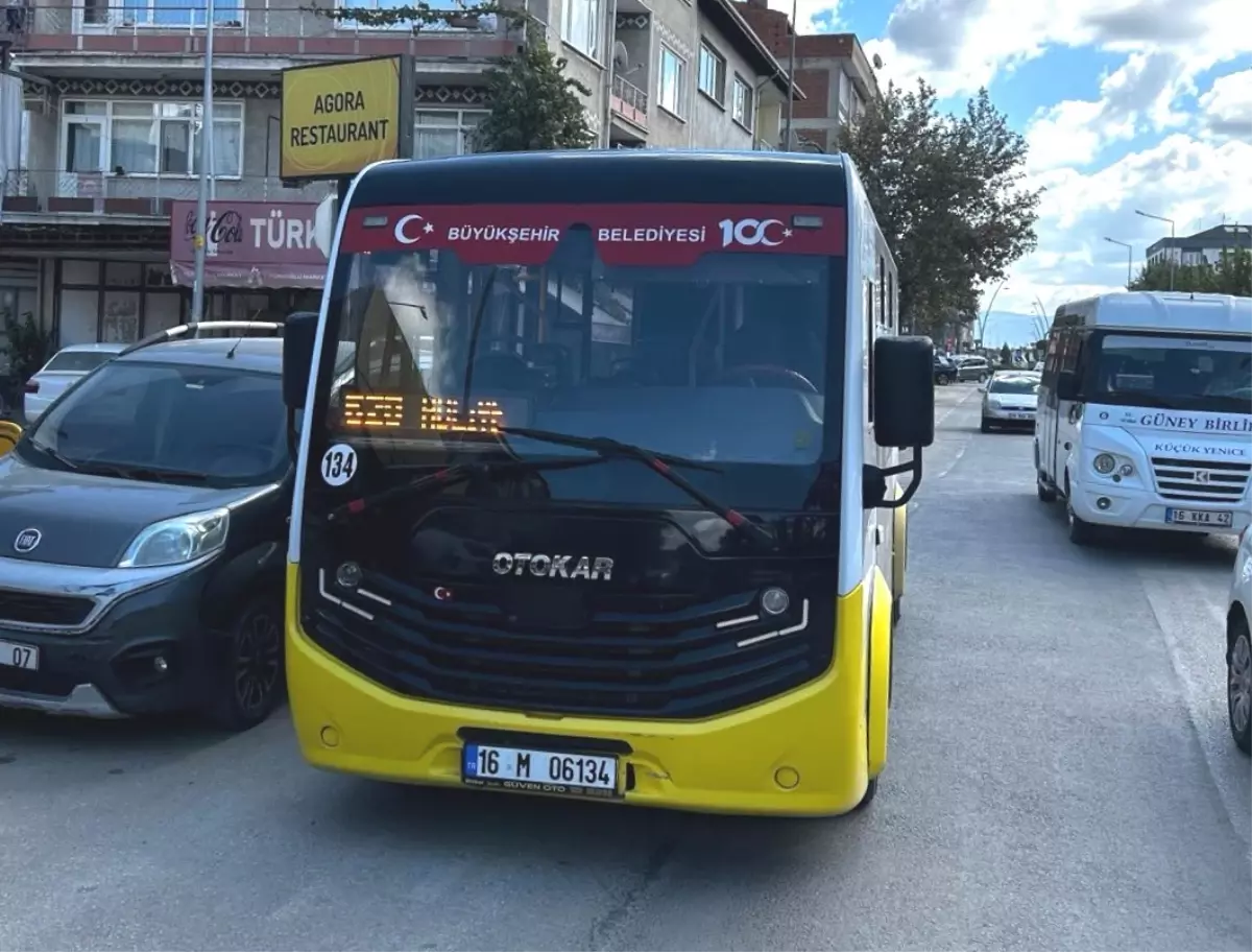 Bursa'da Yol Kenarında Park Halindeki Araçtan İnen Adam Minibüsün Çarpmasıyla Ağır Yaralandı