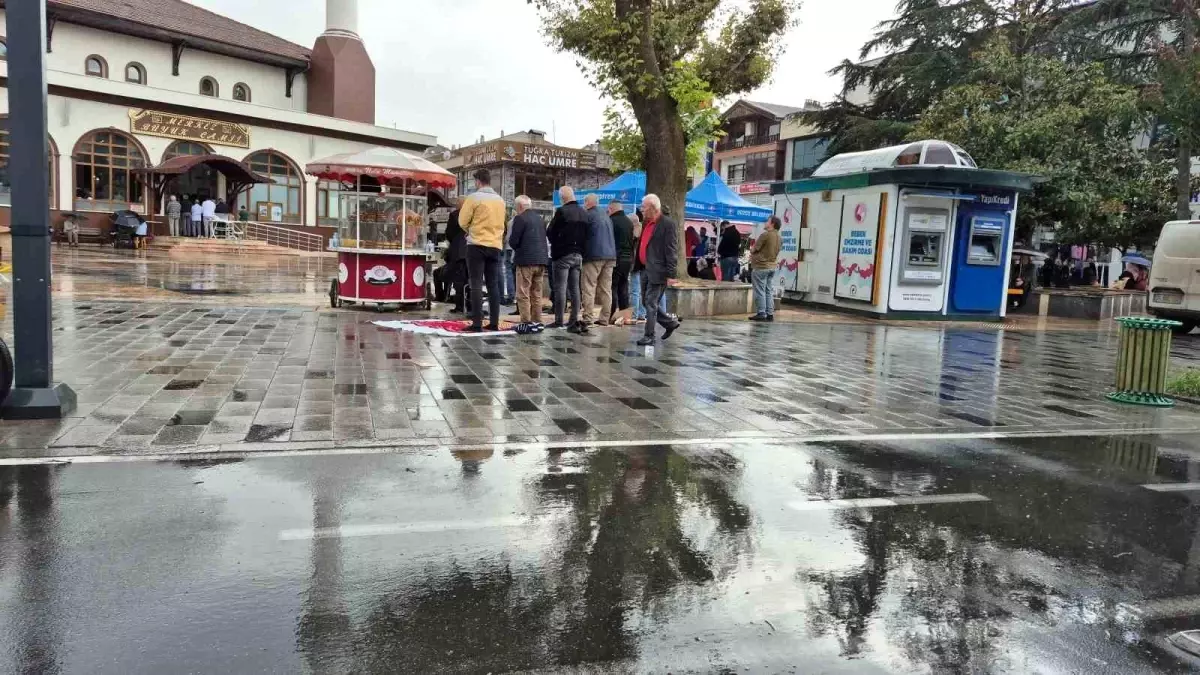 Düzce'de Cuma Namazı Avlularda Kılındı