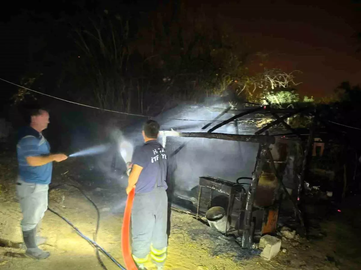 Hatay'da Depo Çadırı Yangında Kül Oldu