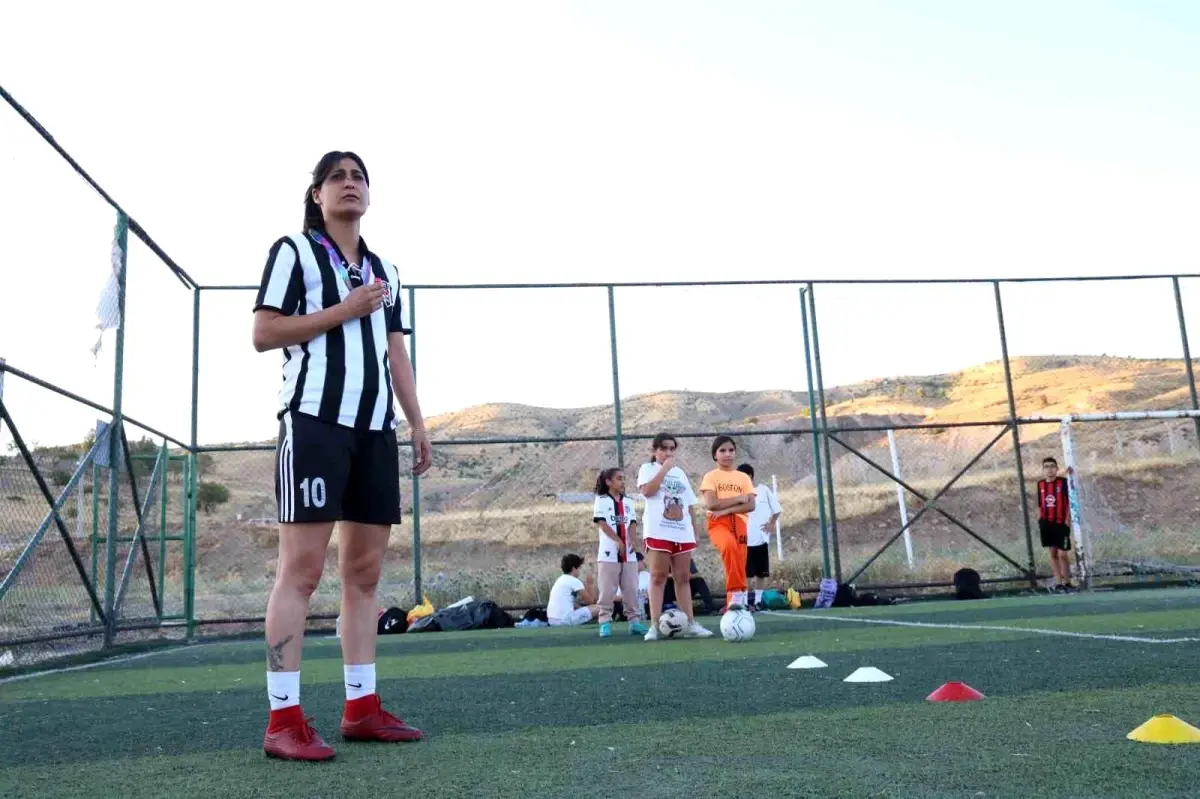 Elazığlı Kadın Futbolcu Yağmur Bor'un Futbol Tutkusu