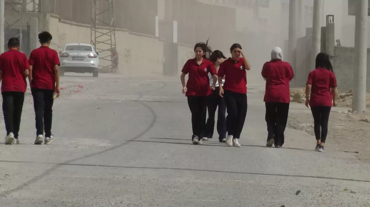Silopi'de Fırtına ve Toz Taşınımı Etkili Oldu