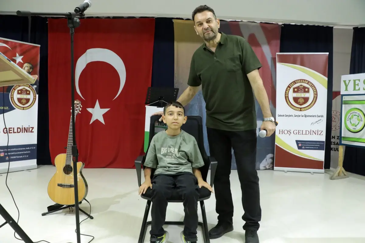 SMA Hastası Salih Eren, Babasıyla Okullarda Konser Veriyor