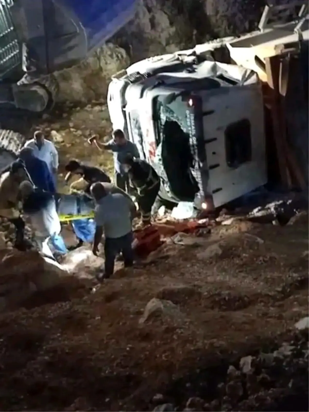 Hatay'da Uçurumdan Yuvarlanan Kamyonun Sürücüsü Yaralandı
