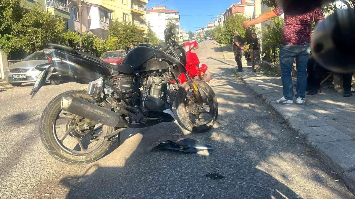Tavşanlı'da Motosiklet Kazası: İki Sürücü Yaralandı