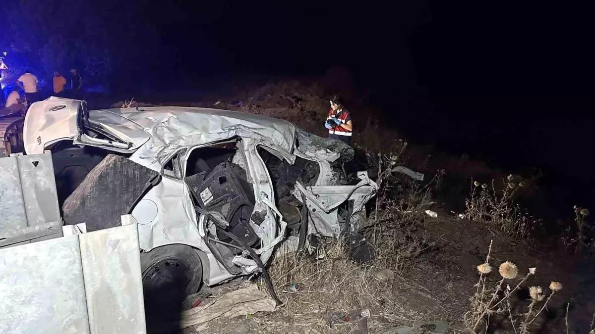 Adıyaman'da Ters Şeride Giren Otomobil Kazası: 1 Ölü, 2 Yaralı